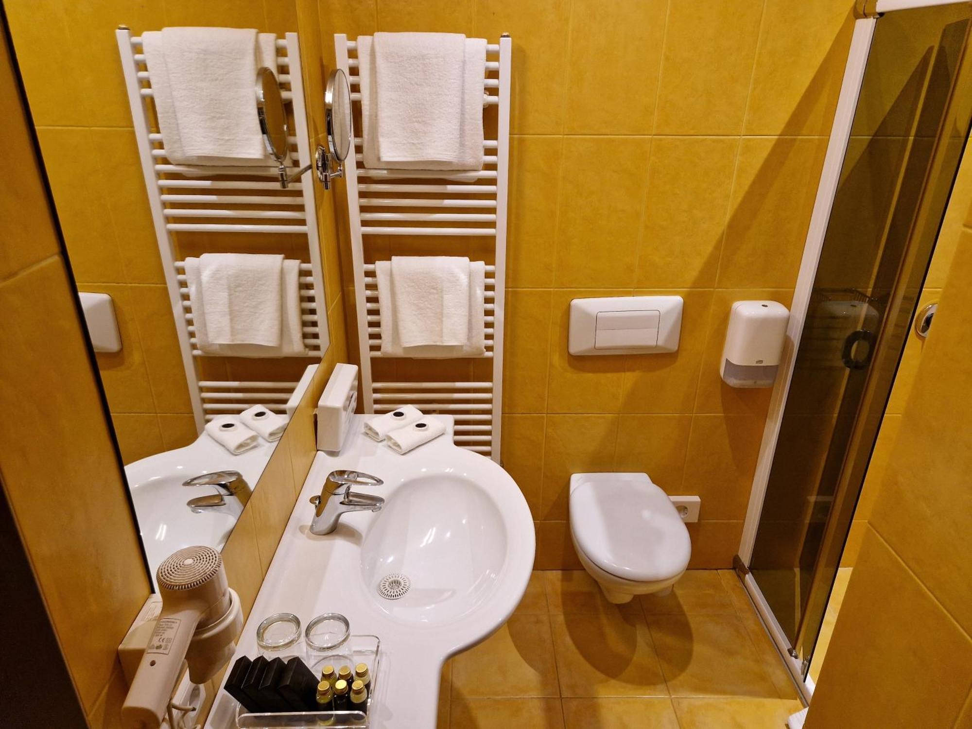 Hotel Sfinksas Каунас Екстериор снимка