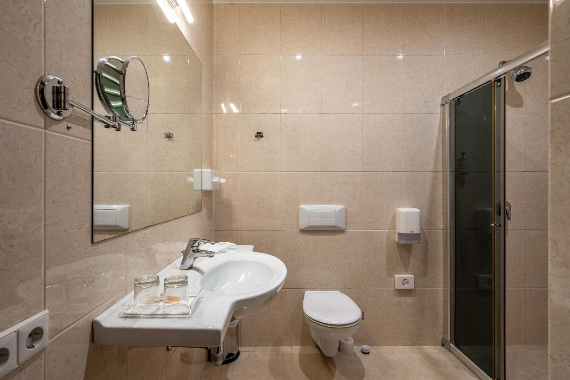 Hotel Sfinksas Каунас Екстериор снимка
