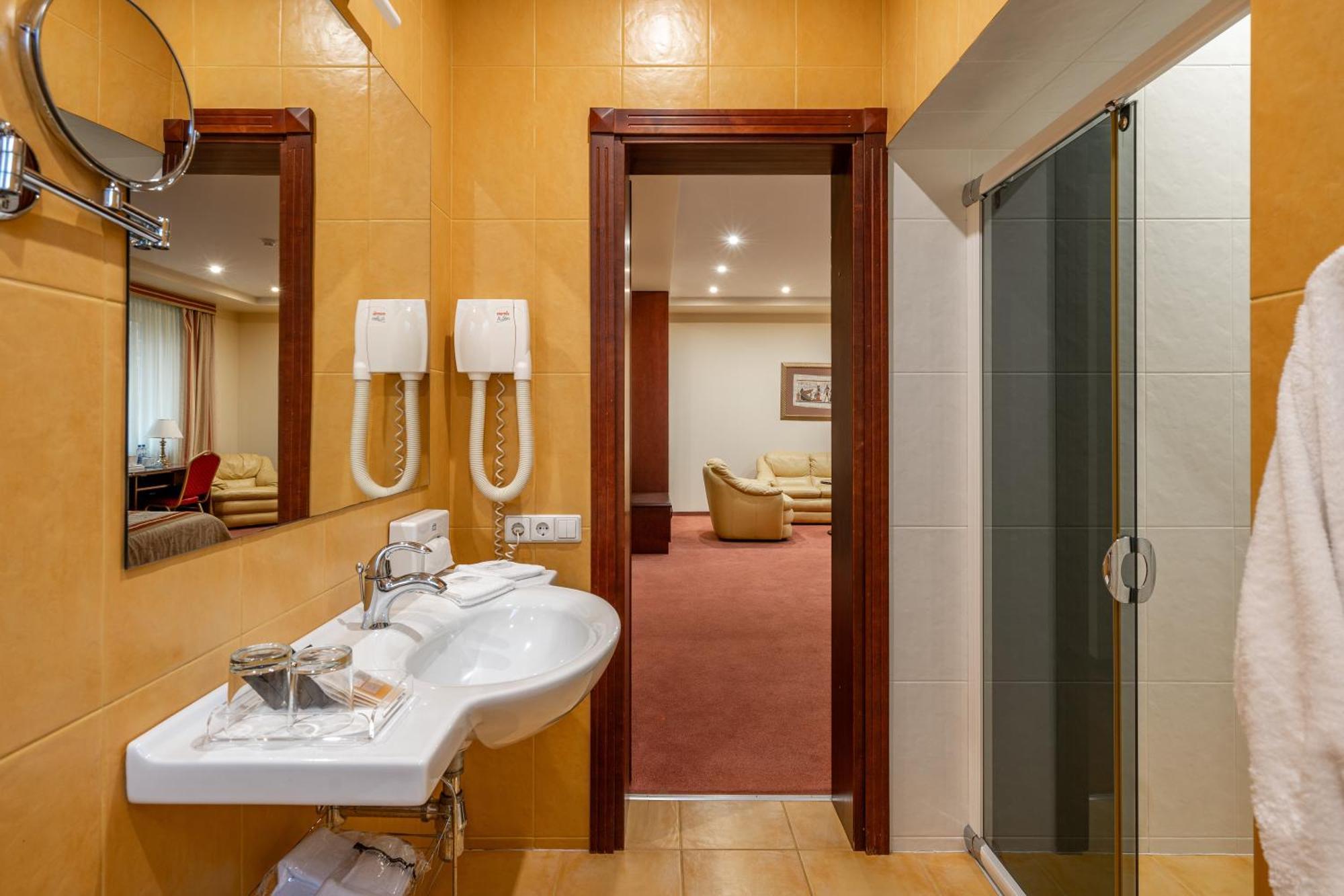 Hotel Sfinksas Каунас Екстериор снимка